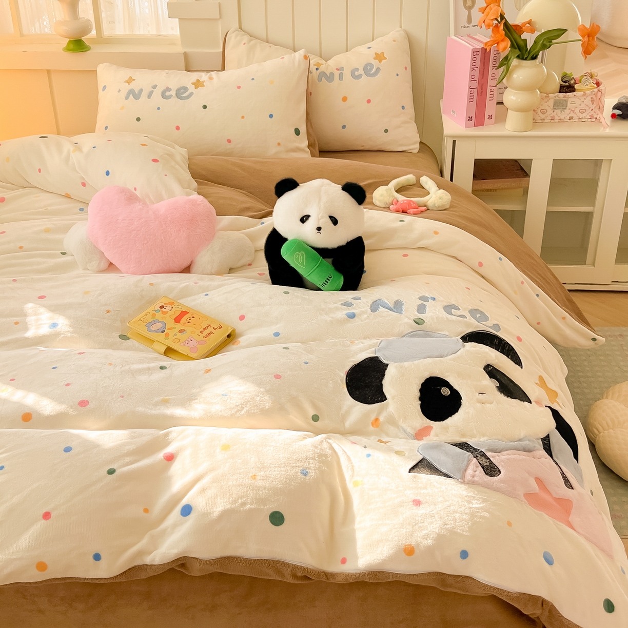 91家纺网 家纺一手货源 找家纺 子钦家纺 2025新款牛奶绒卡通贴布绣床单床笠四件套-快乐熊猫（场景二） 快乐熊猫-七彩波点