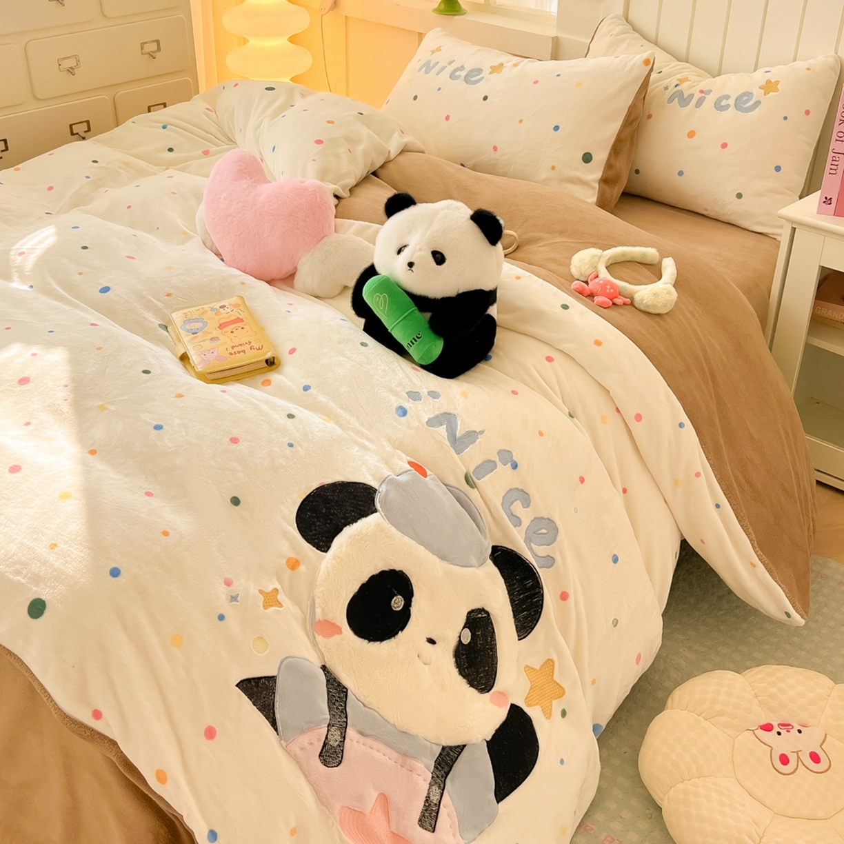 91家纺网 家纺一手货源 找家纺 子钦家纺 2025新款牛奶绒卡通贴布绣床单床笠四件套-快乐熊猫（场景二） 快乐熊猫-七彩波点