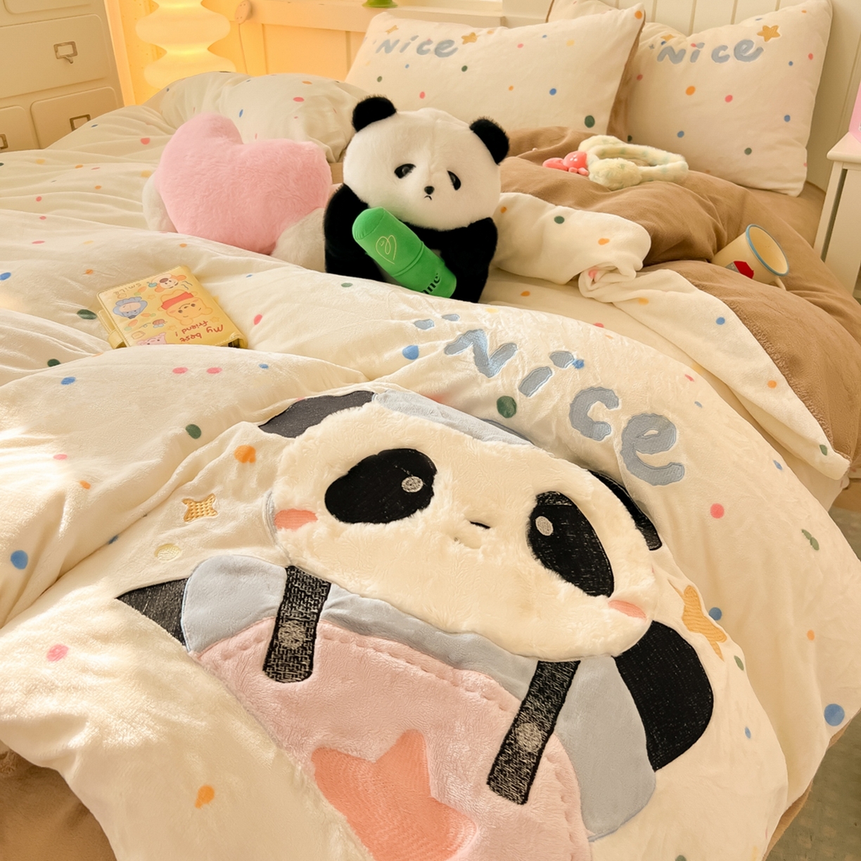91家纺网 家纺一手货源 找家纺 子钦家纺 2025新款牛奶绒卡通贴布绣床单床笠四件套-快乐熊猫（场景二） 快乐熊猫-七彩波点