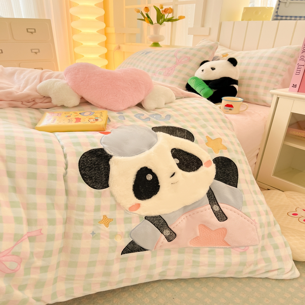 子钦家纺 2025新款牛奶绒卡通贴布绣床单床笠四件套-快乐熊猫（场景二） 快乐熊猫-蝴蝶结格子