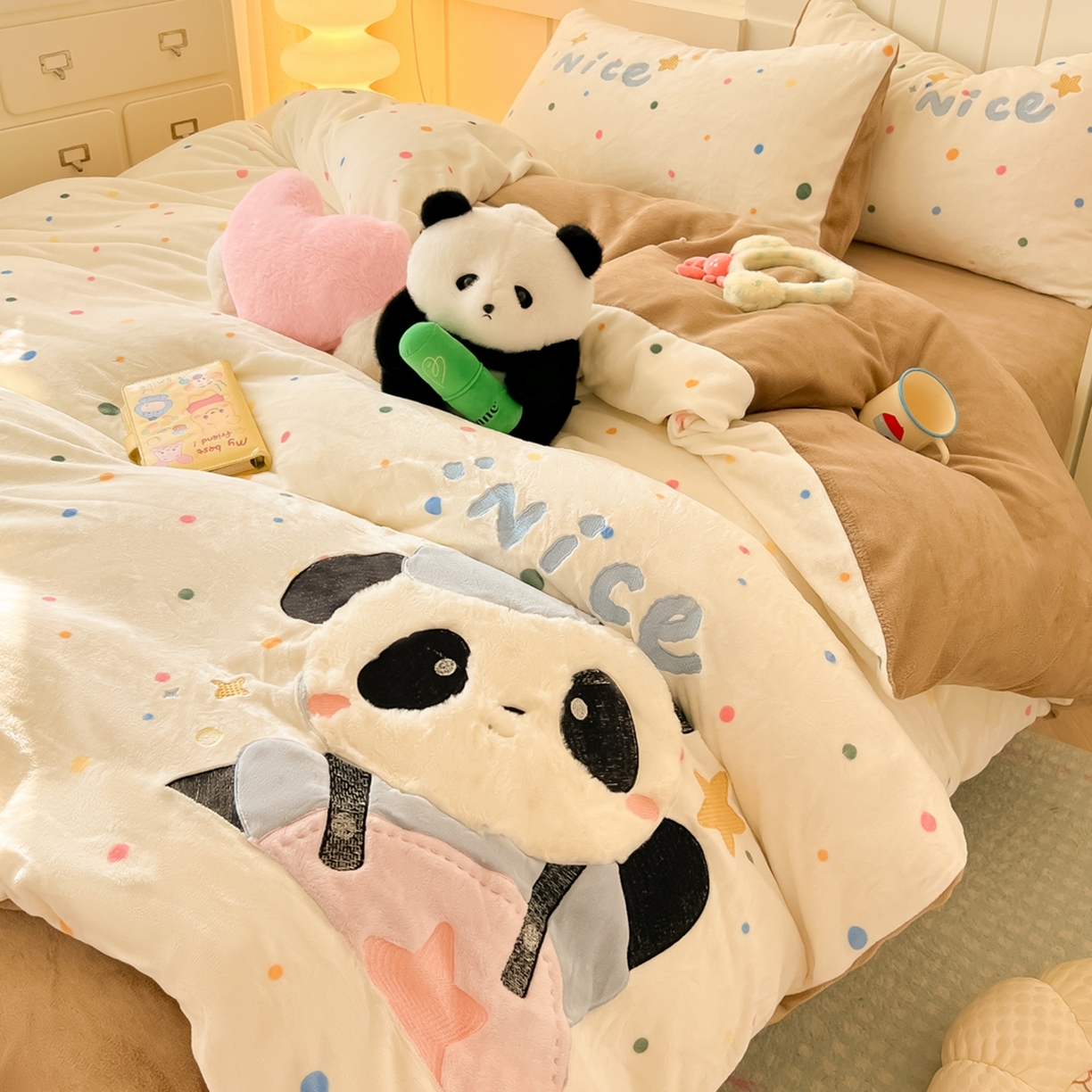 91家纺网 家纺一手货源 找家纺 子钦家纺 2025新款牛奶绒卡通贴布绣床单床笠四件套-快乐熊猫（场景二） 快乐熊猫-七彩波点