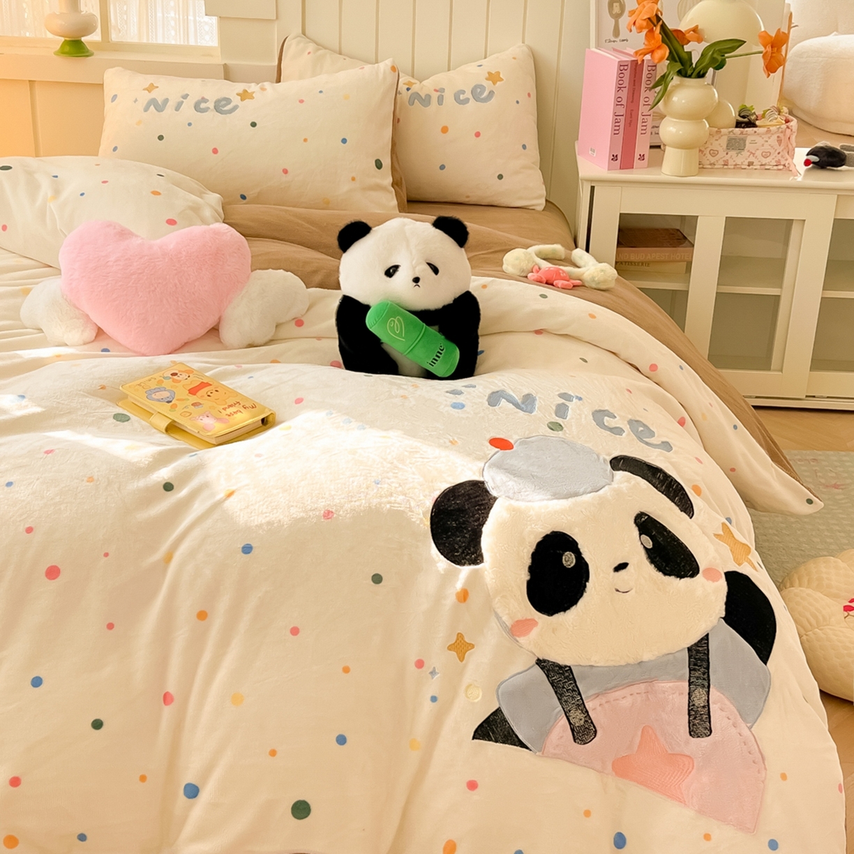 91家纺网 家纺一手货源 找家纺 子钦家纺 2025新款牛奶绒卡通贴布绣床单床笠四件套-快乐熊猫（场景二） 快乐熊猫-七彩波点