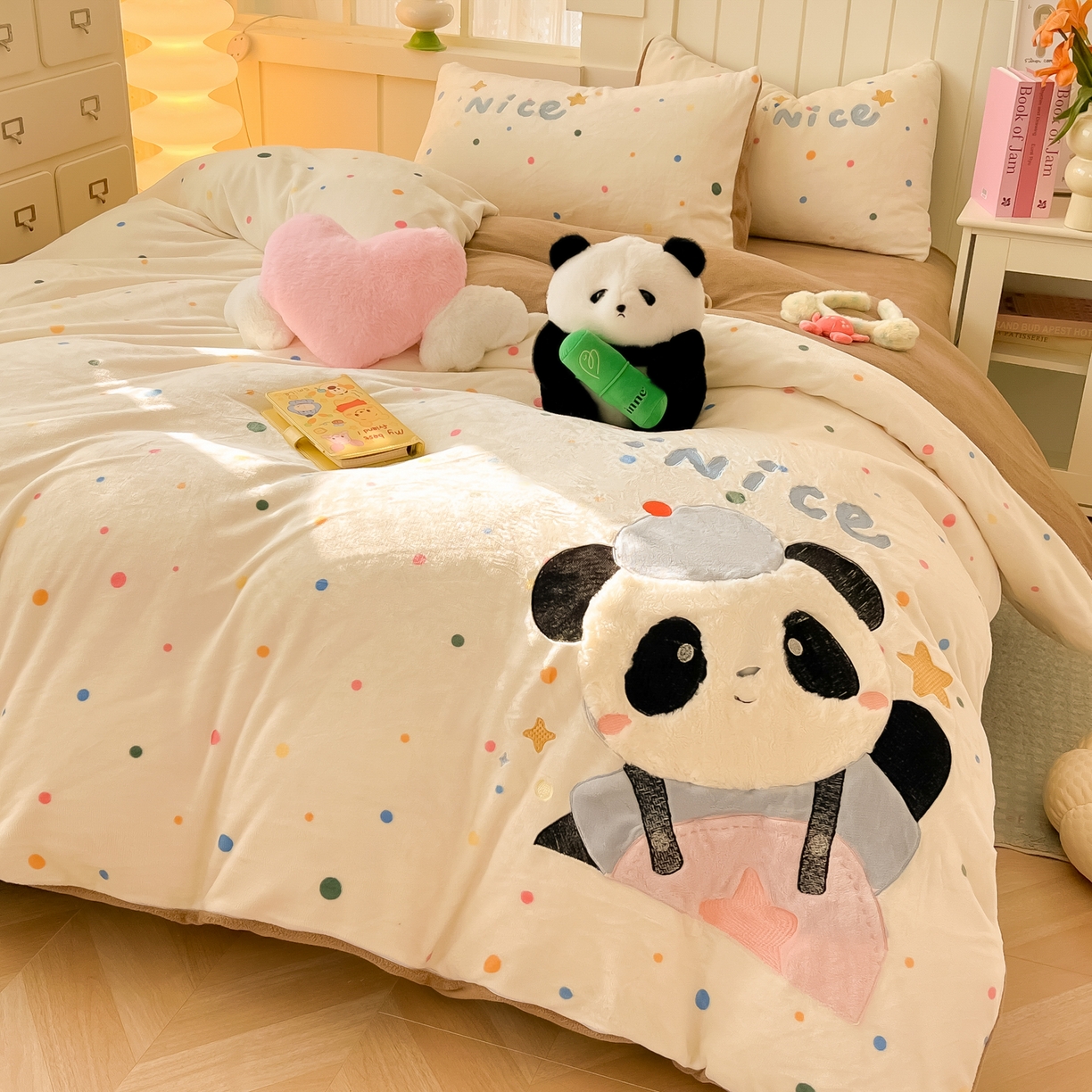 91家纺网 家纺一手货源 找家纺 子钦家纺 2025新款牛奶绒卡通贴布绣床单床笠四件套-快乐熊猫（场景二） 快乐熊猫-七彩波点
