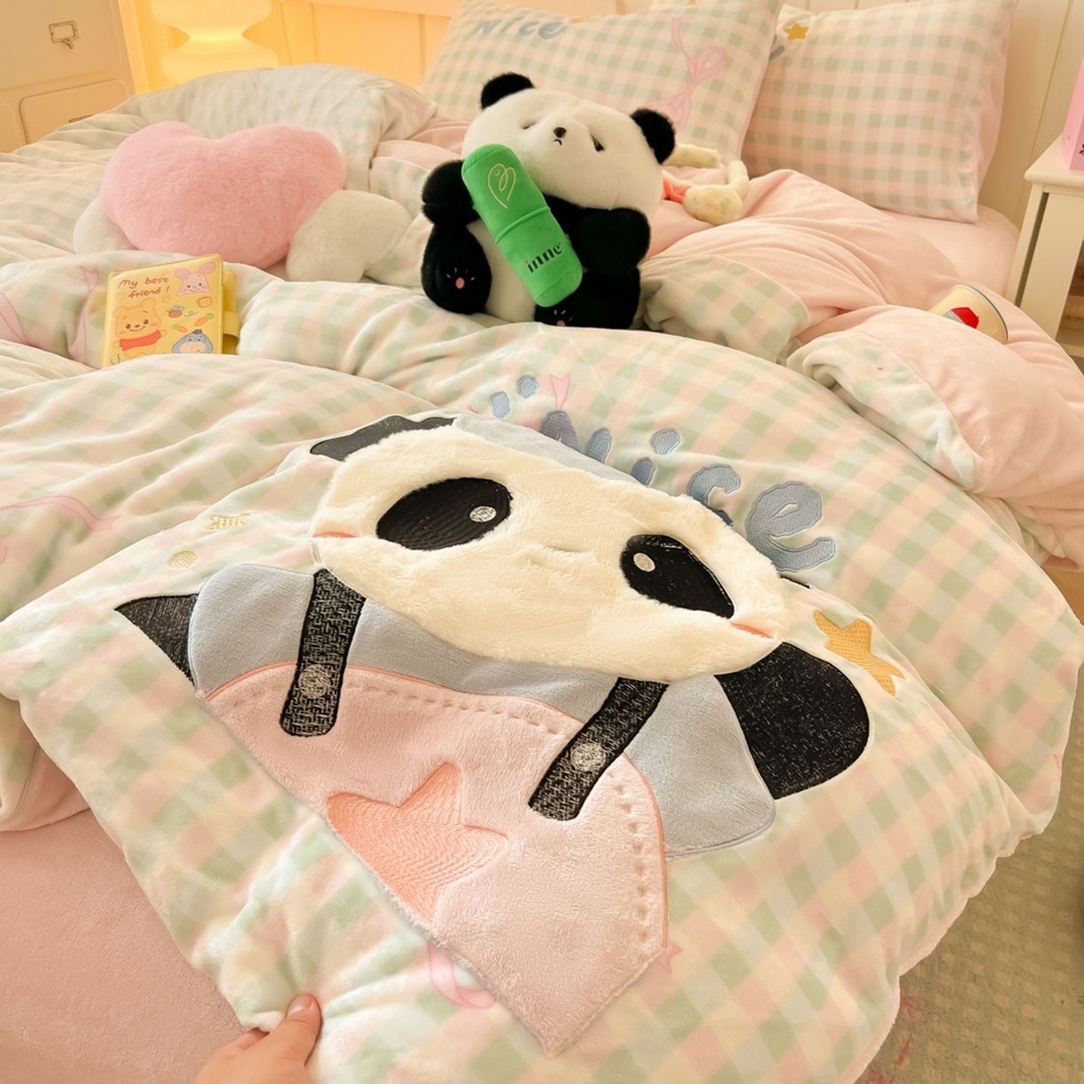 91家纺网 家纺一手货源 找家纺 子钦家纺 2025新款牛奶绒卡通贴布绣床单床笠四件套-快乐熊猫（场景二） 快乐熊猫-蝴蝶结格子