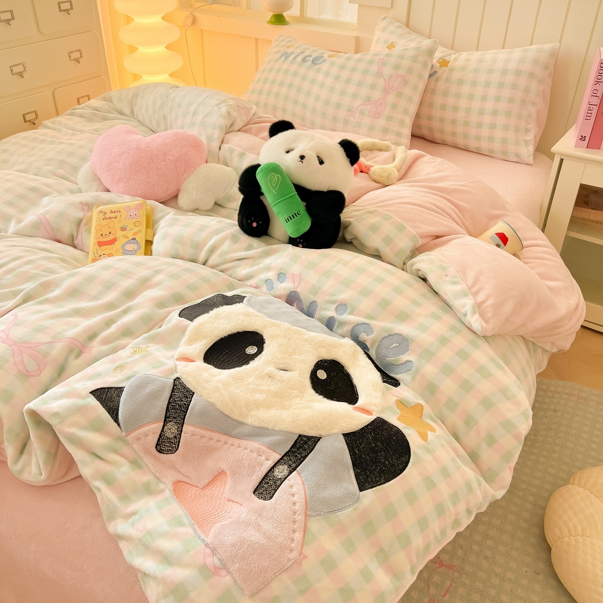 91家纺网 家纺一手货源 找家纺 子钦家纺 2025新款牛奶绒卡通贴布绣床单床笠四件套-快乐熊猫（场景二） 快乐熊猫-蝴蝶结格子