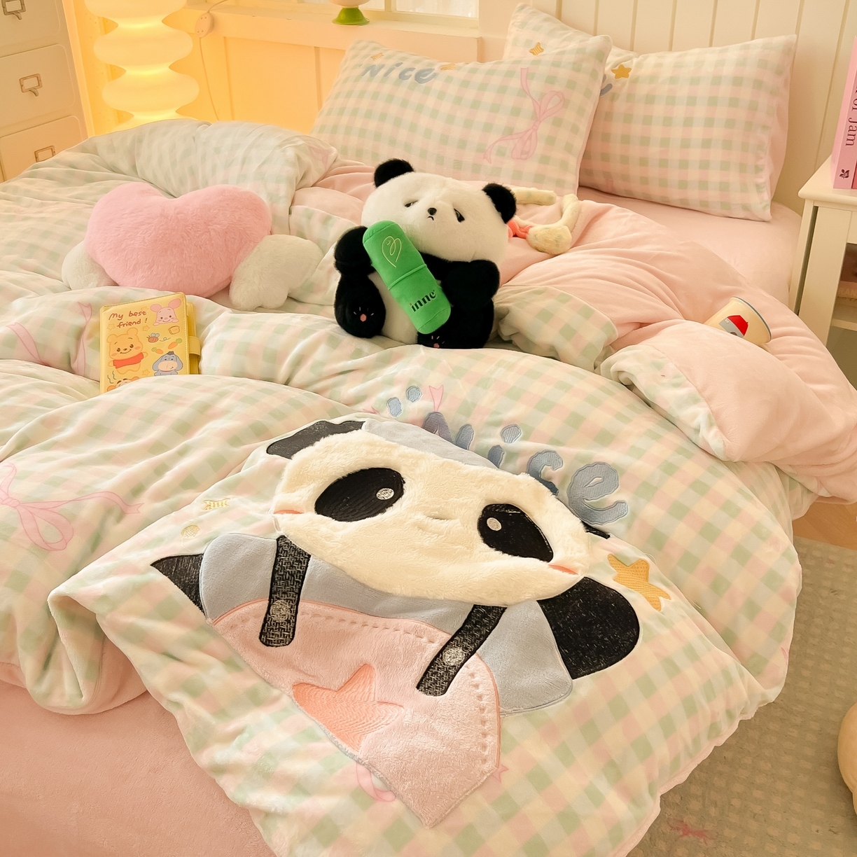 91家纺网 家纺一手货源 找家纺 子钦家纺 2025新款牛奶绒卡通贴布绣床单床笠四件套-快乐熊猫（场景二） 快乐熊猫-蝴蝶结格子