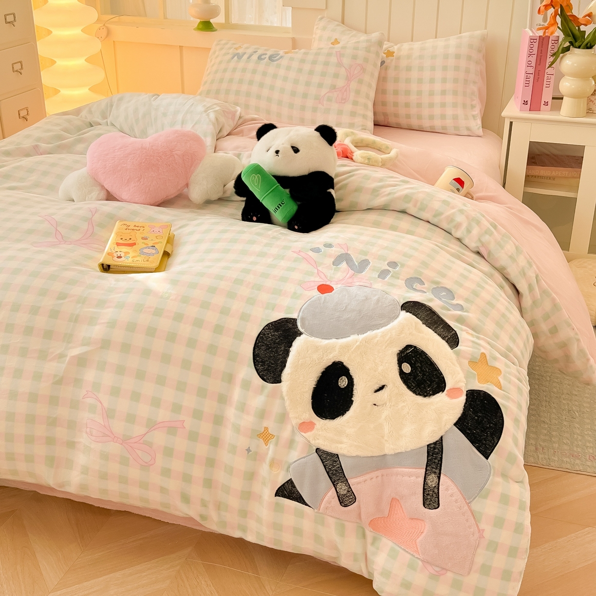 91家纺网 家纺一手货源 找家纺 子钦家纺 2025新款牛奶绒卡通贴布绣床单床笠四件套-快乐熊猫（场景二） 快乐熊猫-蝴蝶结格子