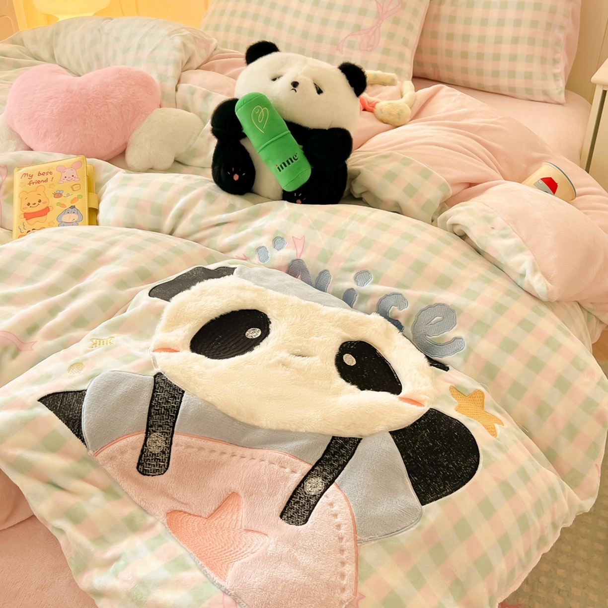 91家纺网 家纺一手货源 找家纺 子钦家纺 2025新款牛奶绒卡通贴布绣床单床笠四件套-快乐熊猫（场景二） 快乐熊猫-蝴蝶结格子