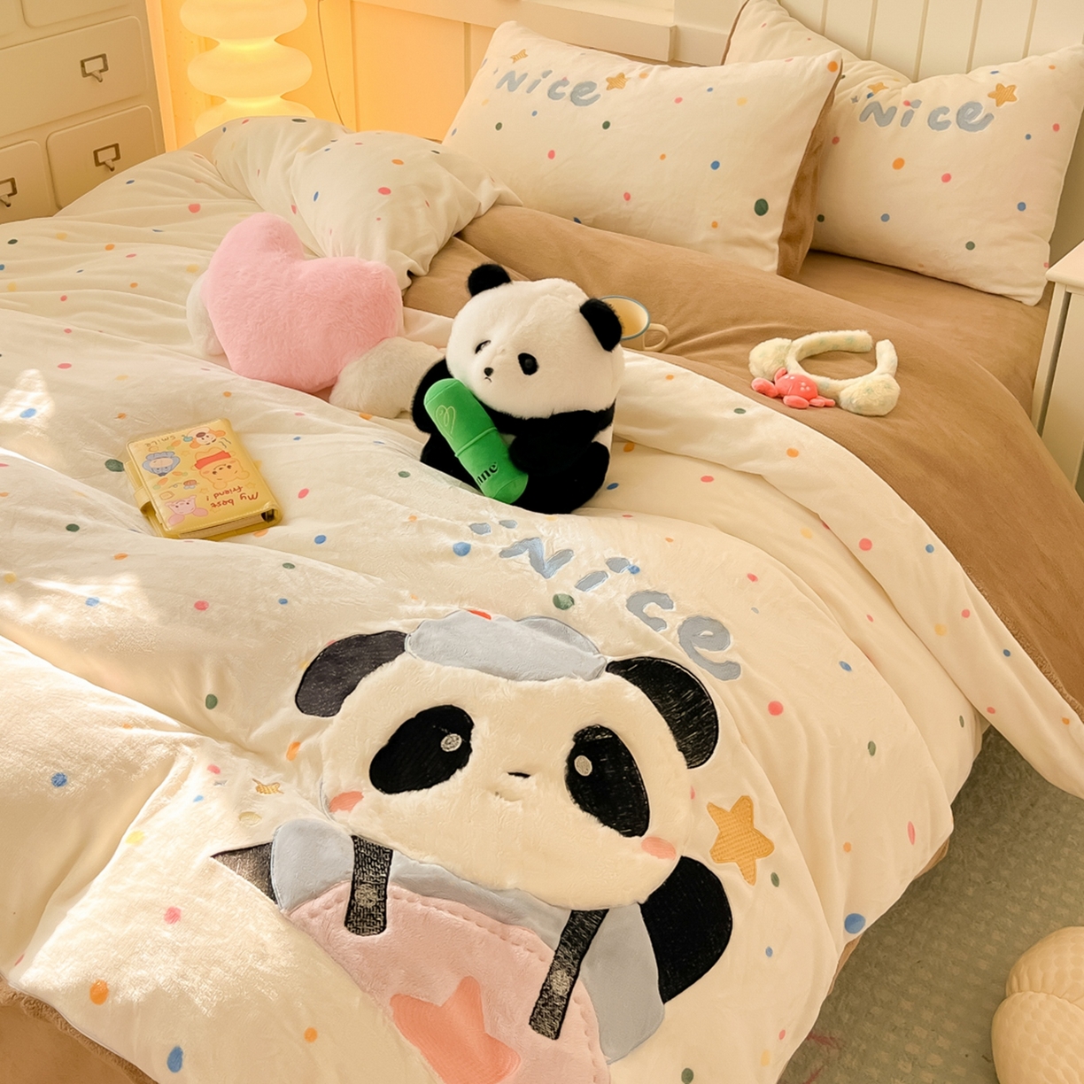 91家纺网 家纺一手货源 找家纺 子钦家纺 2025新款牛奶绒卡通贴布绣床单床笠四件套-快乐熊猫（场景二） 快乐熊猫-七彩波点