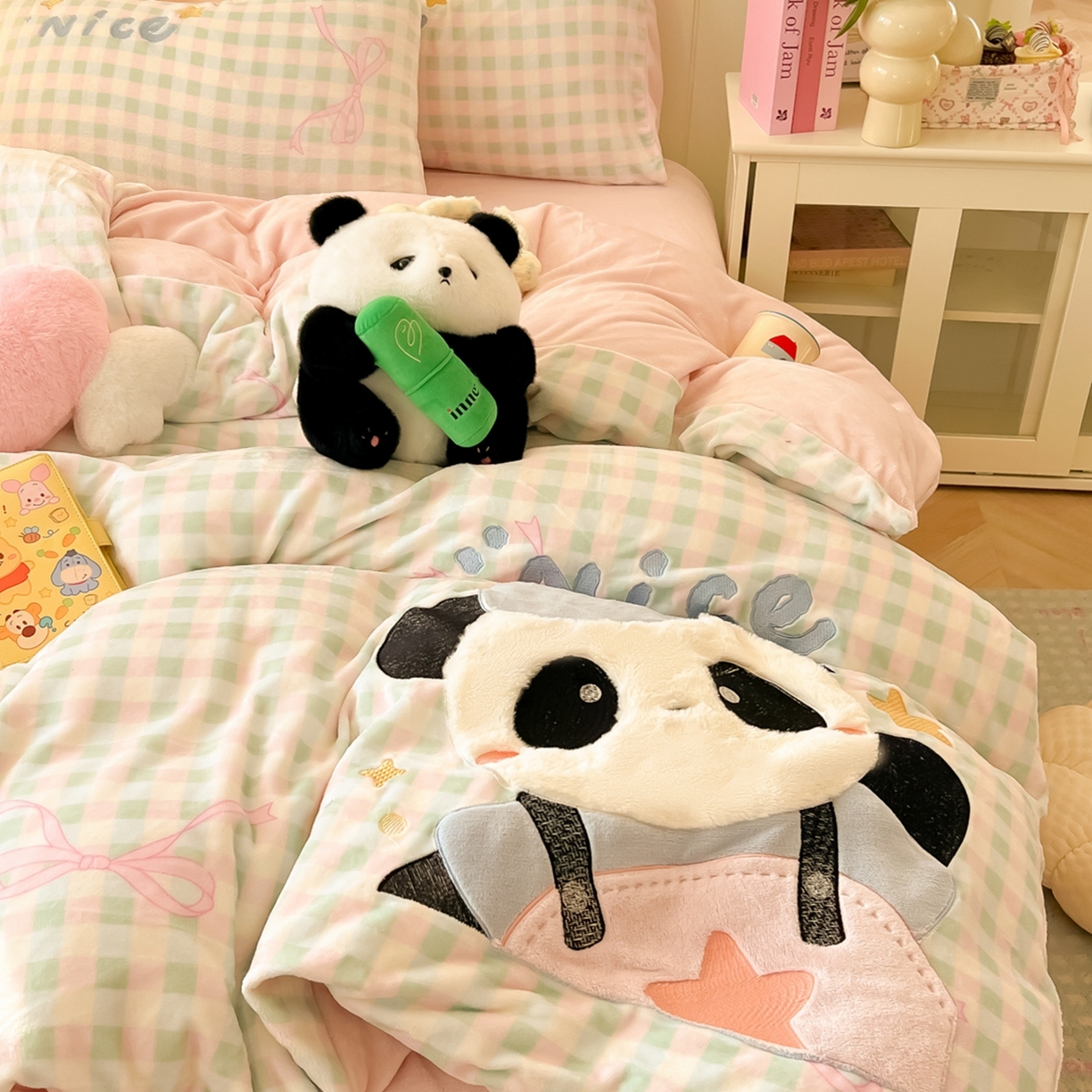 91家纺网 家纺一手货源 找家纺 子钦家纺 2025新款牛奶绒卡通贴布绣床单床笠四件套-快乐熊猫（场景二） 快乐熊猫-蝴蝶结格子