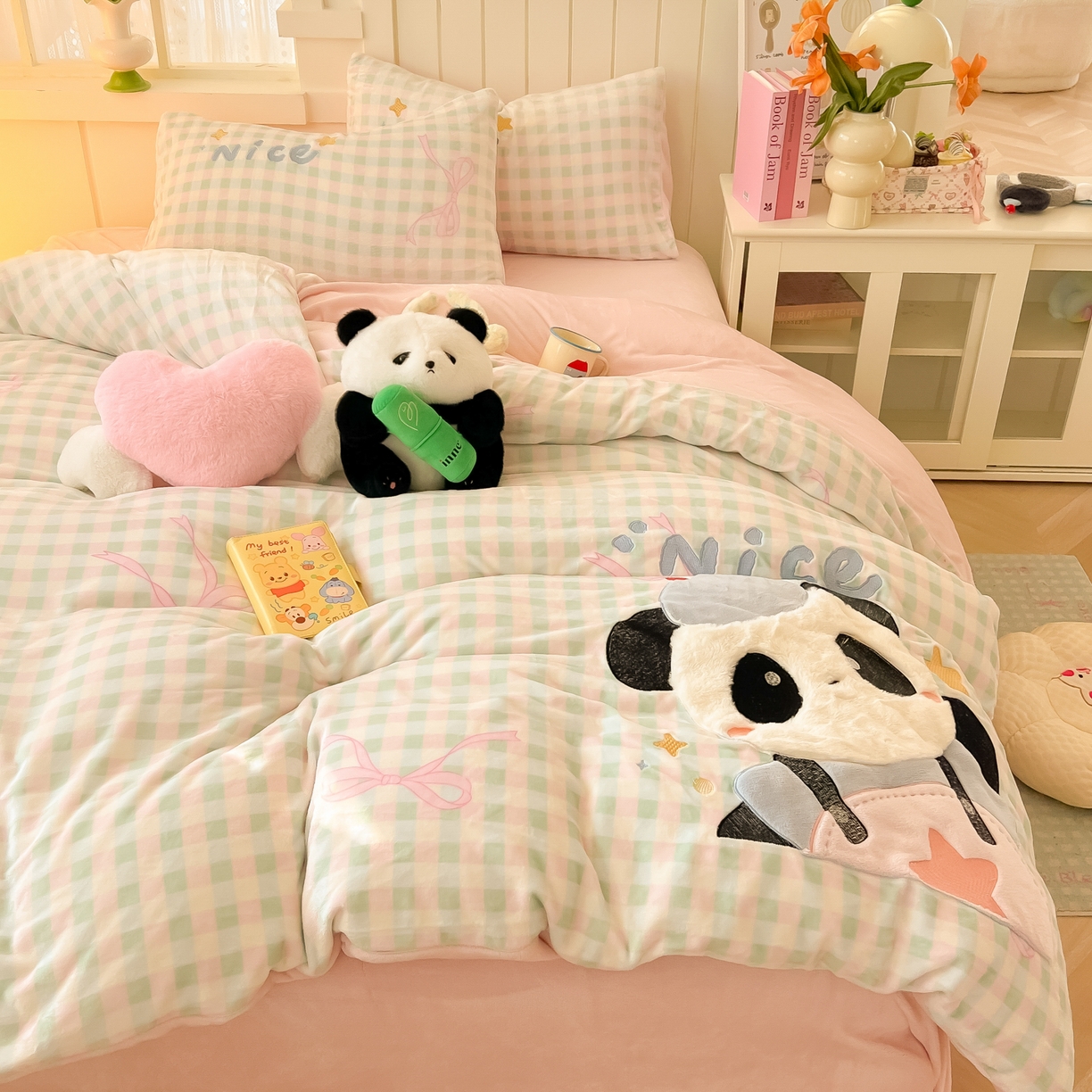 91家纺网 家纺一手货源 找家纺 子钦家纺 2025新款牛奶绒卡通贴布绣床单床笠四件套-快乐熊猫（场景二） 快乐熊猫-蝴蝶结格子