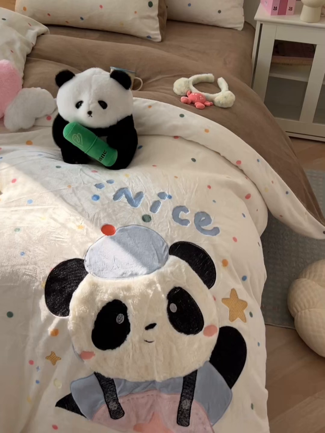 91家纺网 家纺一手货源 找家纺 子钦家纺 2025新款牛奶绒卡通贴布绣床单床笠四件套-快乐熊猫（场景二） 快乐熊猫-七彩波点