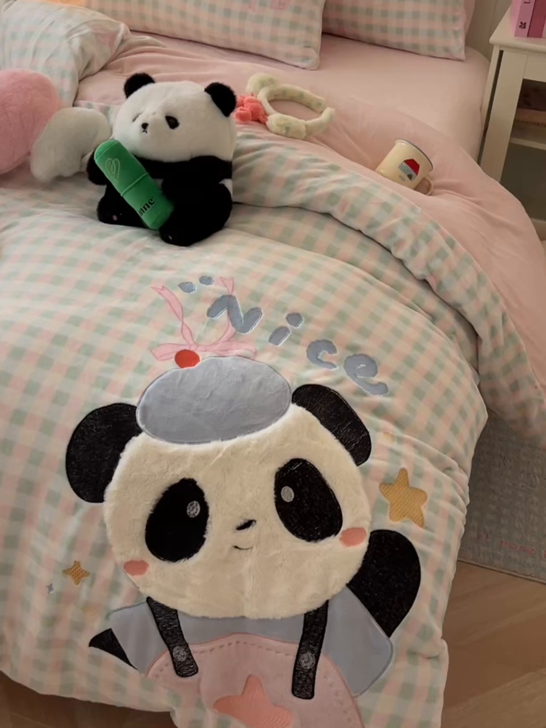 91家纺网 家纺一手货源 找家纺 子钦家纺 2025新款牛奶绒卡通贴布绣床单床笠四件套-快乐熊猫（场景二） 快乐熊猫-蝴蝶结格子