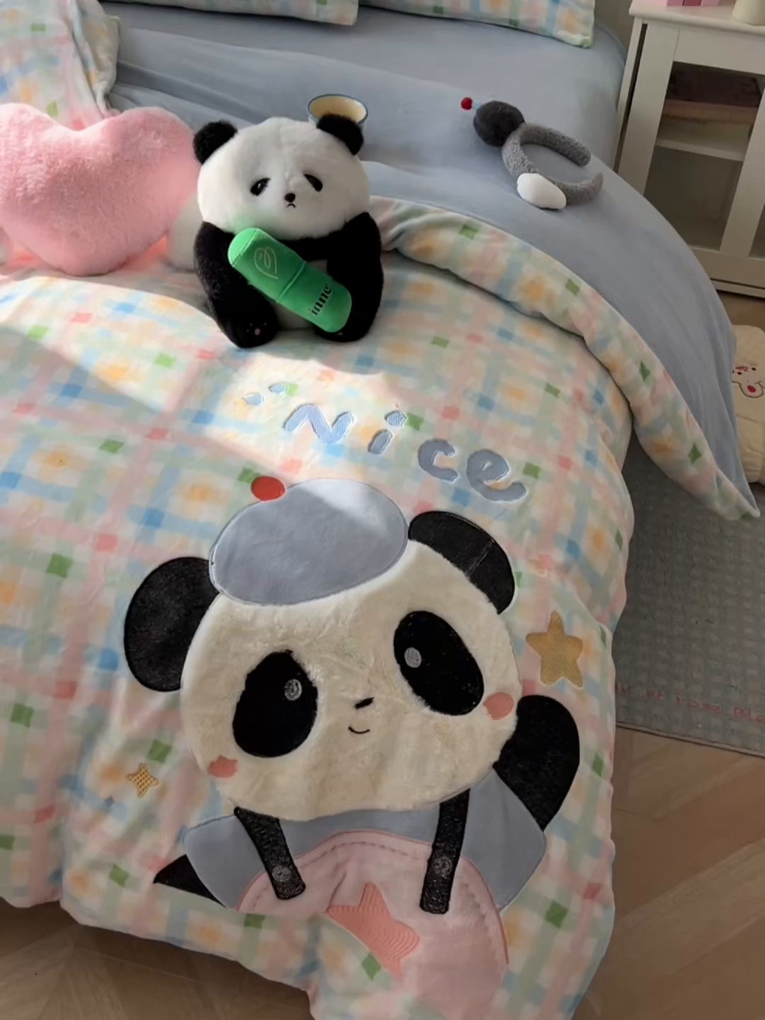 91家纺网 家纺一手货源 找家纺 （总）子钦家纺 2025新款牛奶绒卡通贴布绣床单床笠四件套-快乐熊猫（场景二）