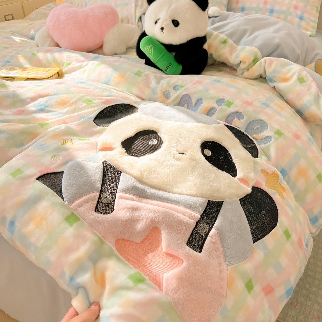 91家纺网 家纺一手货源 找家纺 子钦家纺 2025新款牛奶绒卡通贴布绣床单床笠四件套-快乐熊猫（场景二） 快乐熊猫-七彩格