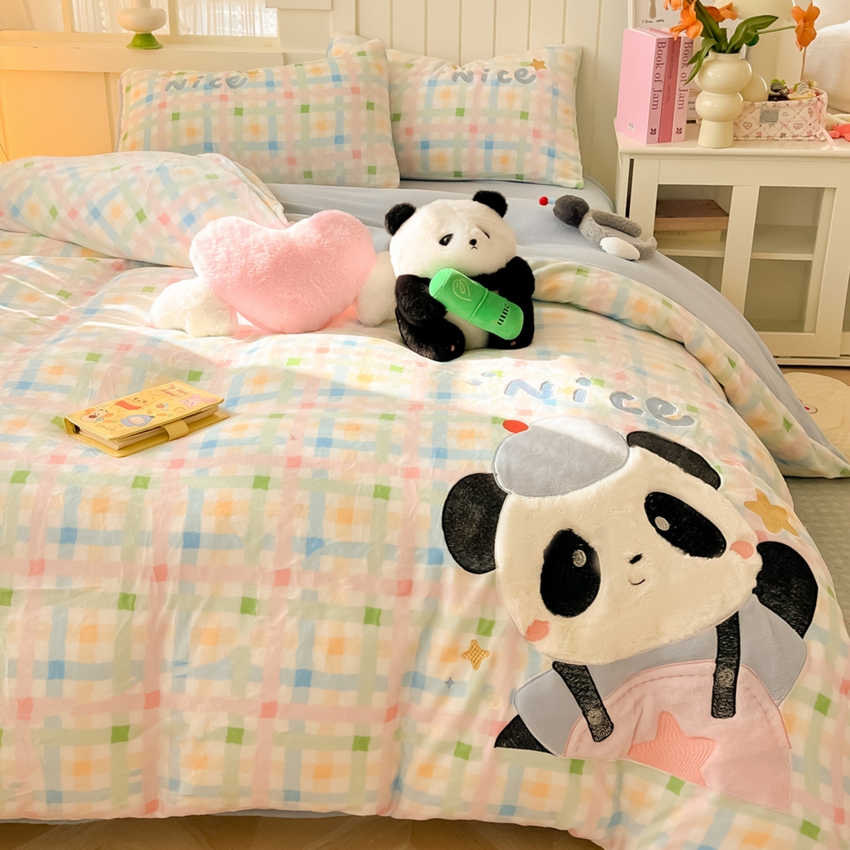 91家纺网 家纺一手货源 找家纺 子钦家纺 2025新款牛奶绒卡通贴布绣床单床笠四件套-快乐熊猫（场景二） 快乐熊猫-七彩格