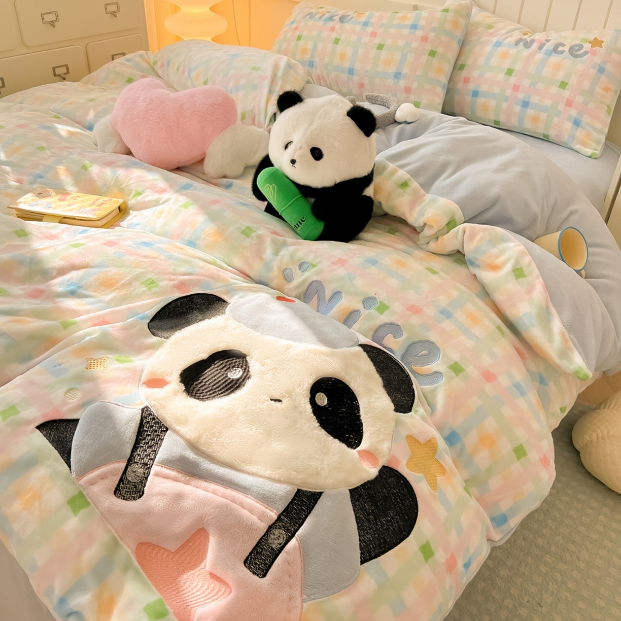 91家纺网 家纺一手货源 找家纺 子钦家纺 2025新款牛奶绒卡通贴布绣床单床笠四件套-快乐熊猫（场景二） 快乐熊猫-七彩格