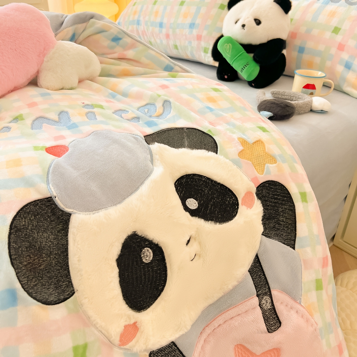 91家纺网 家纺一手货源 找家纺 子钦家纺 2025新款牛奶绒卡通贴布绣床单床笠四件套-快乐熊猫（场景二） 快乐熊猫-七彩格