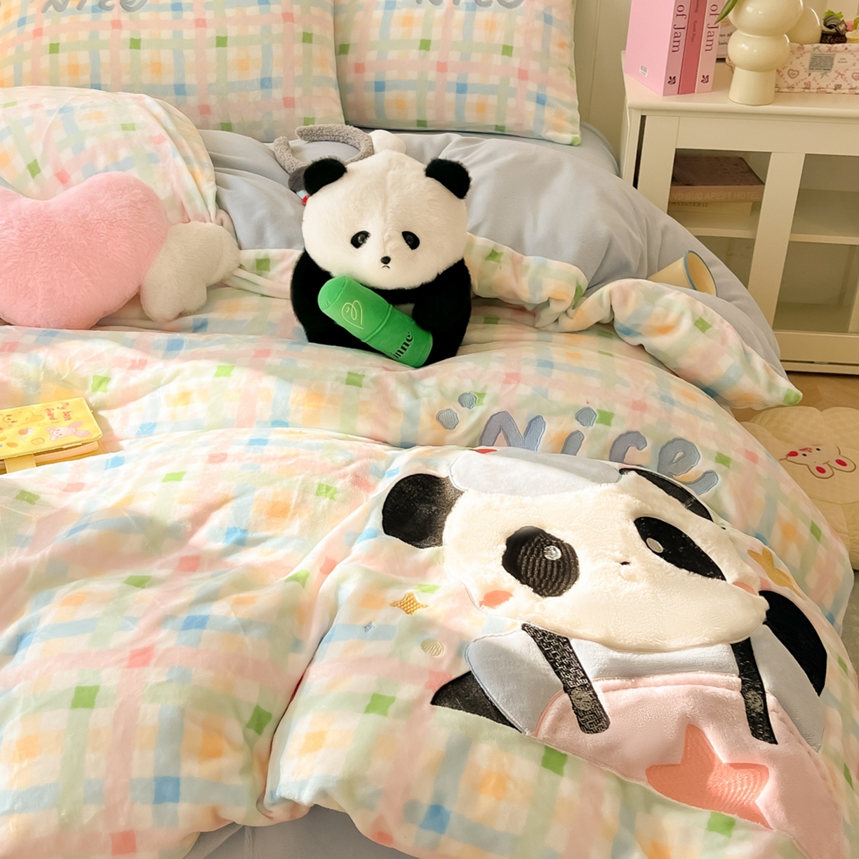 91家纺网 家纺一手货源 找家纺 子钦家纺 2025新款牛奶绒卡通贴布绣床单床笠四件套-快乐熊猫（场景二） 快乐熊猫-七彩格
