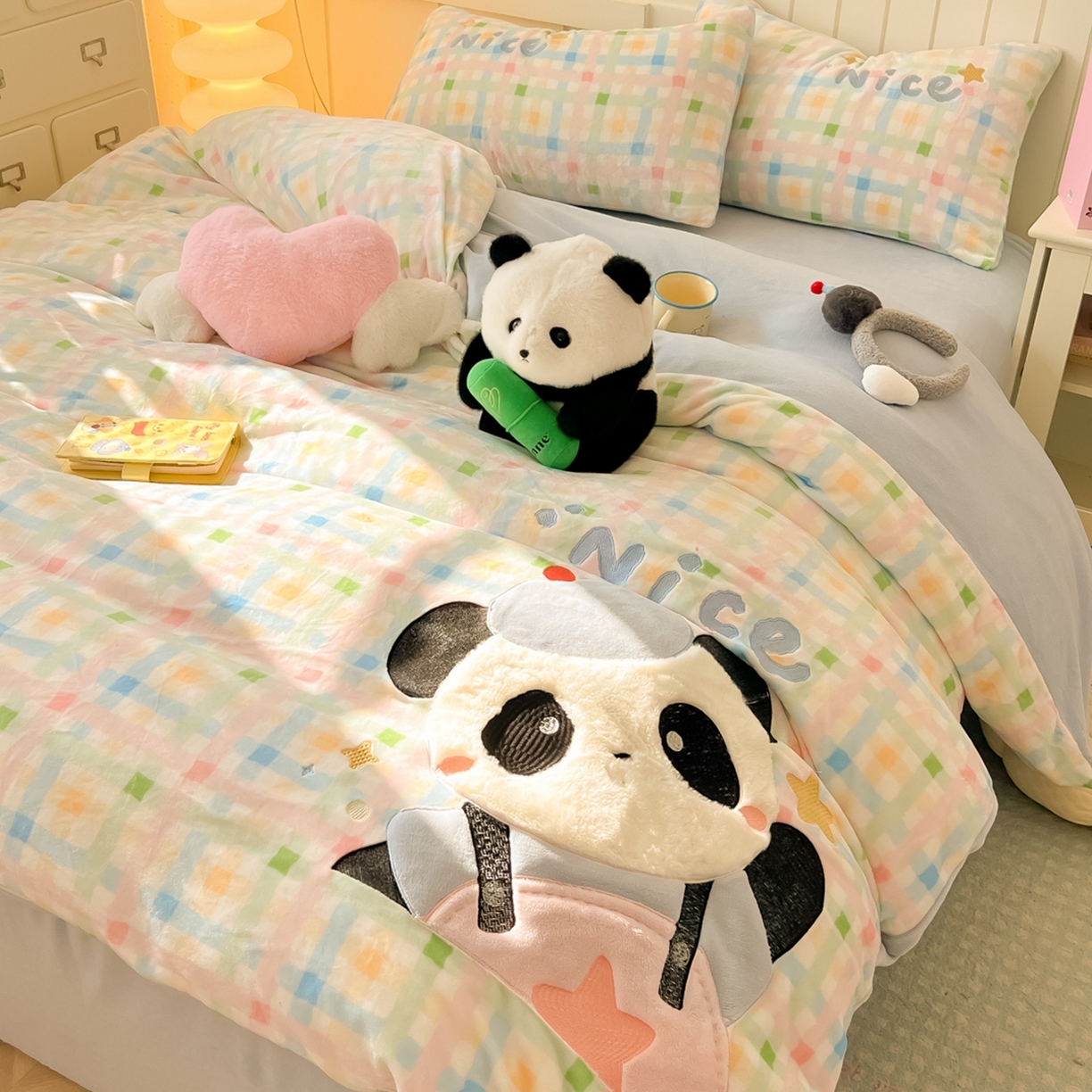 91家纺网 家纺一手货源 找家纺 子钦家纺 2025新款牛奶绒卡通贴布绣床单床笠四件套-快乐熊猫（场景二） 快乐熊猫-七彩格