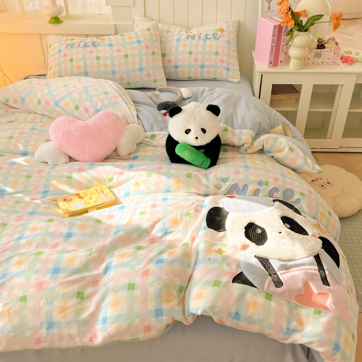91家纺网 家纺一手货源 找家纺 子钦家纺 2025新款牛奶绒卡通贴布绣床单床笠四件套-快乐熊猫（场景二） 快乐熊猫-七彩格