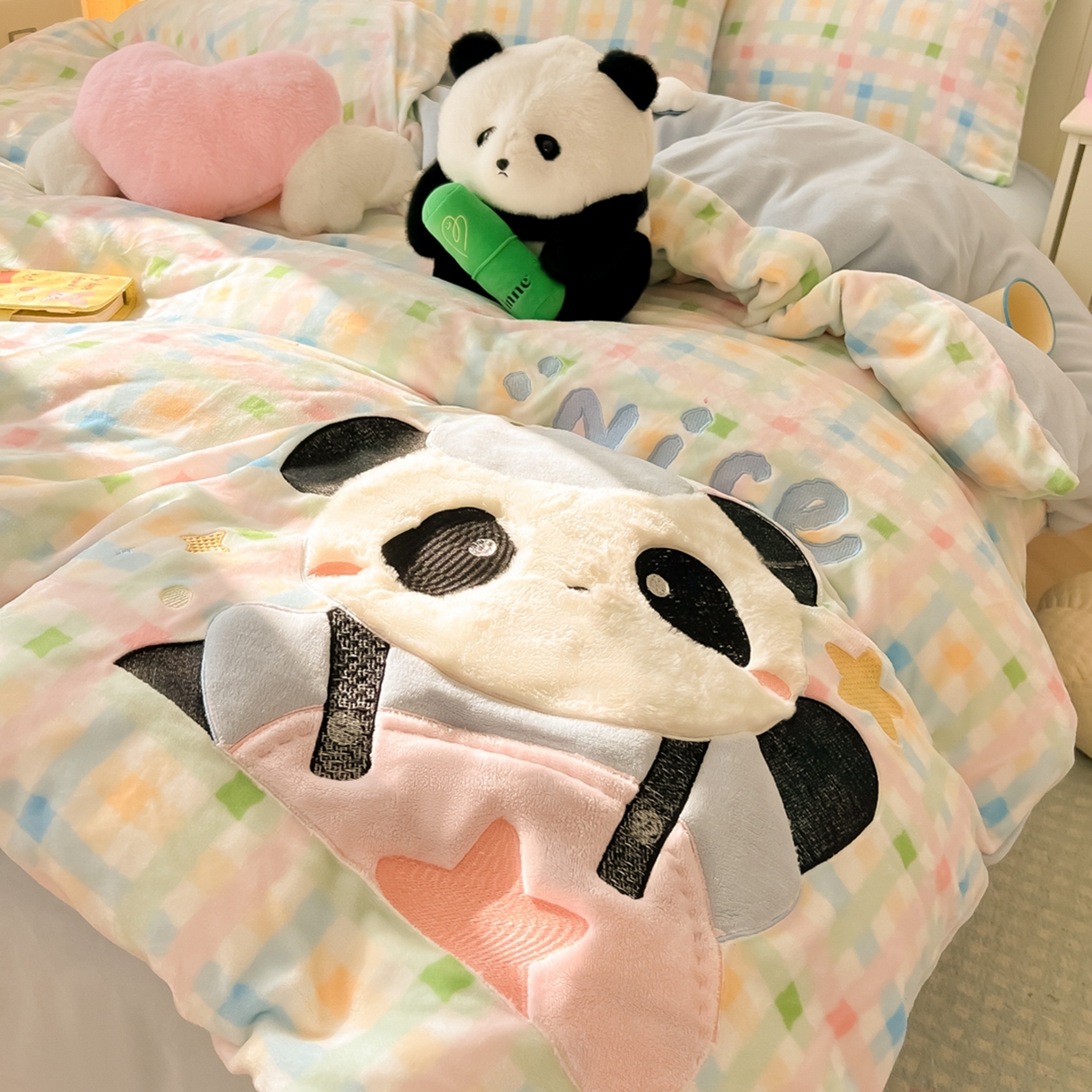 91家纺网 家纺一手货源 找家纺 子钦家纺 2025新款牛奶绒卡通贴布绣床单床笠四件套-快乐熊猫（场景二） 快乐熊猫-七彩格