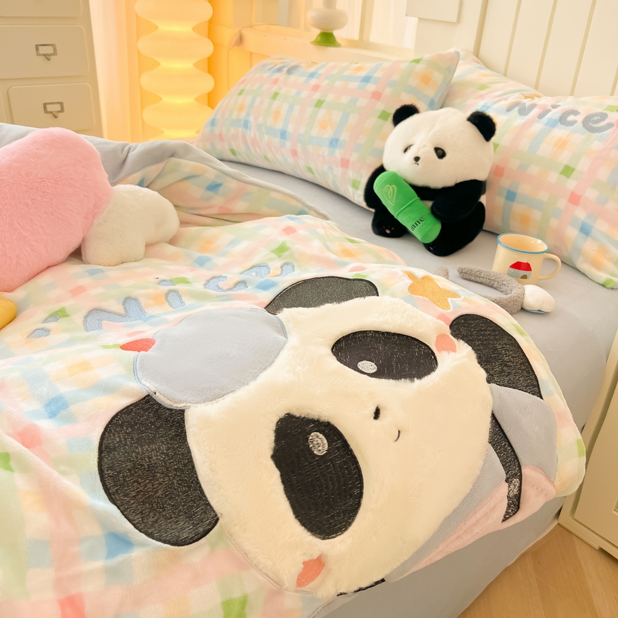 91家纺网 家纺一手货源 找家纺 子钦家纺 2025新款牛奶绒卡通贴布绣床单床笠四件套-快乐熊猫（场景二） 快乐熊猫-七彩格