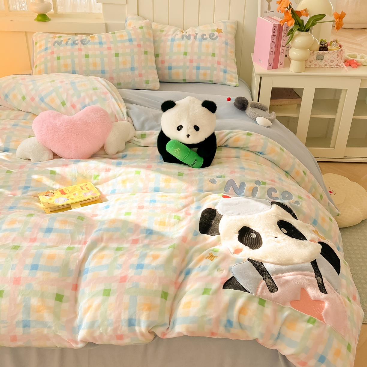 91家纺网 家纺一手货源 找家纺 子钦家纺 2025新款牛奶绒卡通贴布绣床单床笠四件套-快乐熊猫（场景二） 快乐熊猫-七彩格