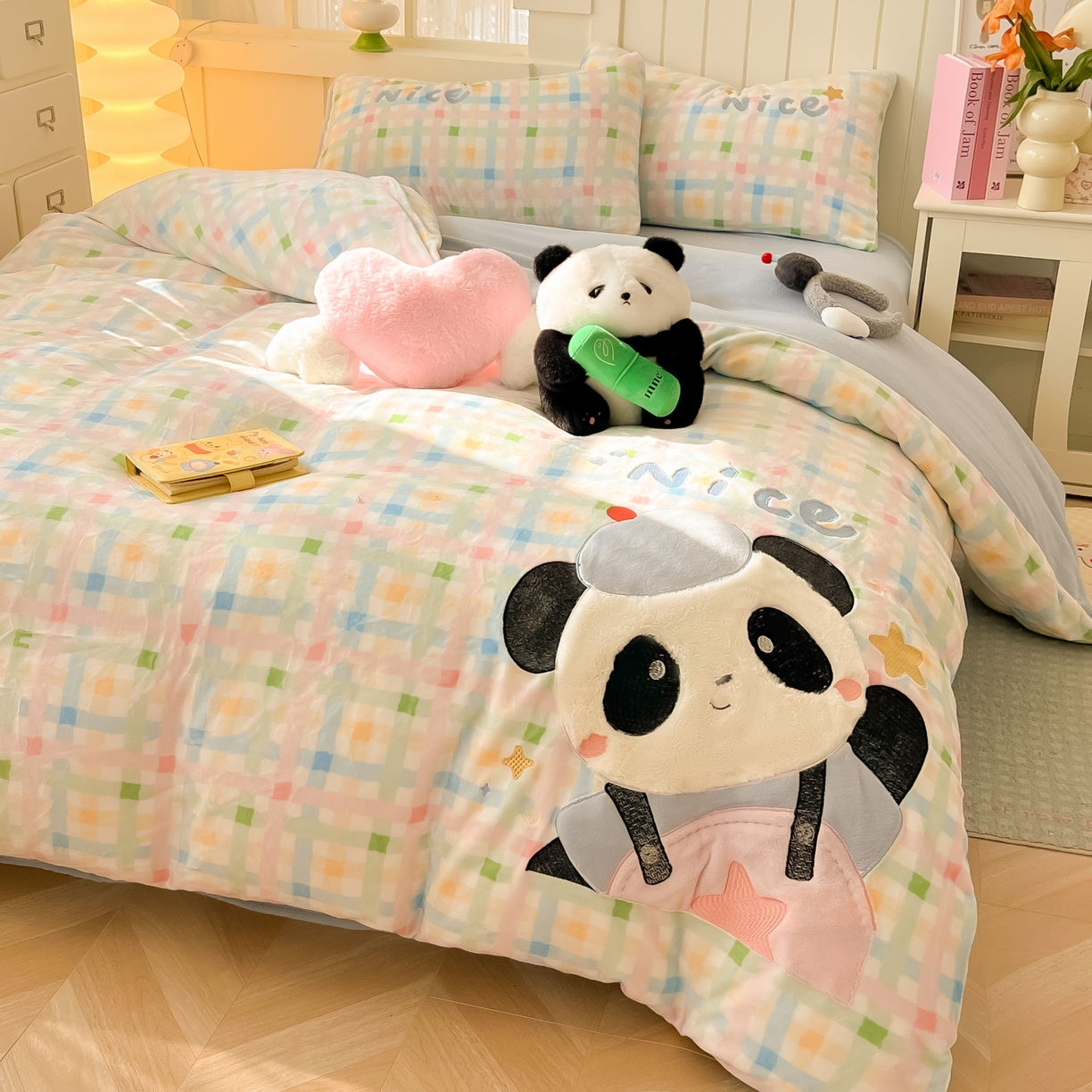 91家纺网 家纺一手货源 找家纺 子钦家纺 2025新款牛奶绒卡通贴布绣床单床笠四件套-快乐熊猫（场景二） 快乐熊猫-七彩格