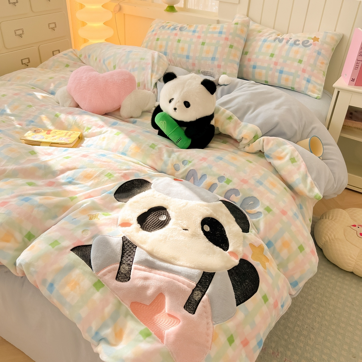 91家纺网 家纺一手货源 找家纺 子钦家纺 2025新款牛奶绒卡通贴布绣床单床笠四件套-快乐熊猫（场景二） 快乐熊猫-七彩格