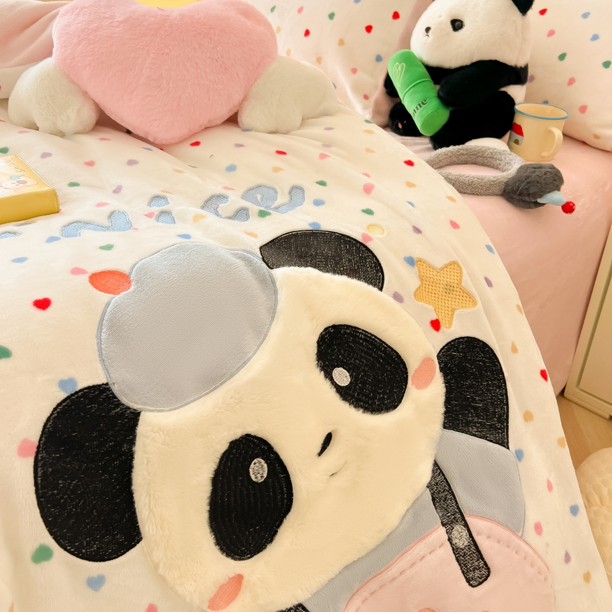 91家纺网 家纺一手货源 找家纺 子钦家纺 2025新款牛奶绒卡通贴布绣床单床笠四件套-快乐熊猫（场景二） 快乐熊猫-爱心