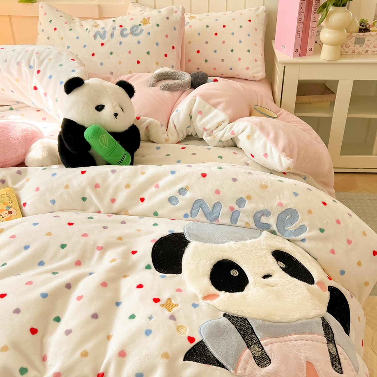 91家纺网 家纺一手货源 找家纺 子钦家纺 2025新款牛奶绒卡通贴布绣床单床笠四件套-快乐熊猫（场景二） 快乐熊猫-爱心