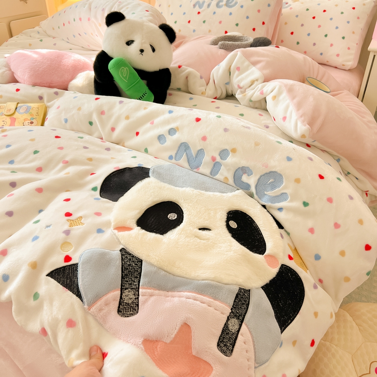 91家纺网 家纺一手货源 找家纺 子钦家纺 2025新款牛奶绒卡通贴布绣床单床笠四件套-快乐熊猫（场景二） 快乐熊猫-爱心