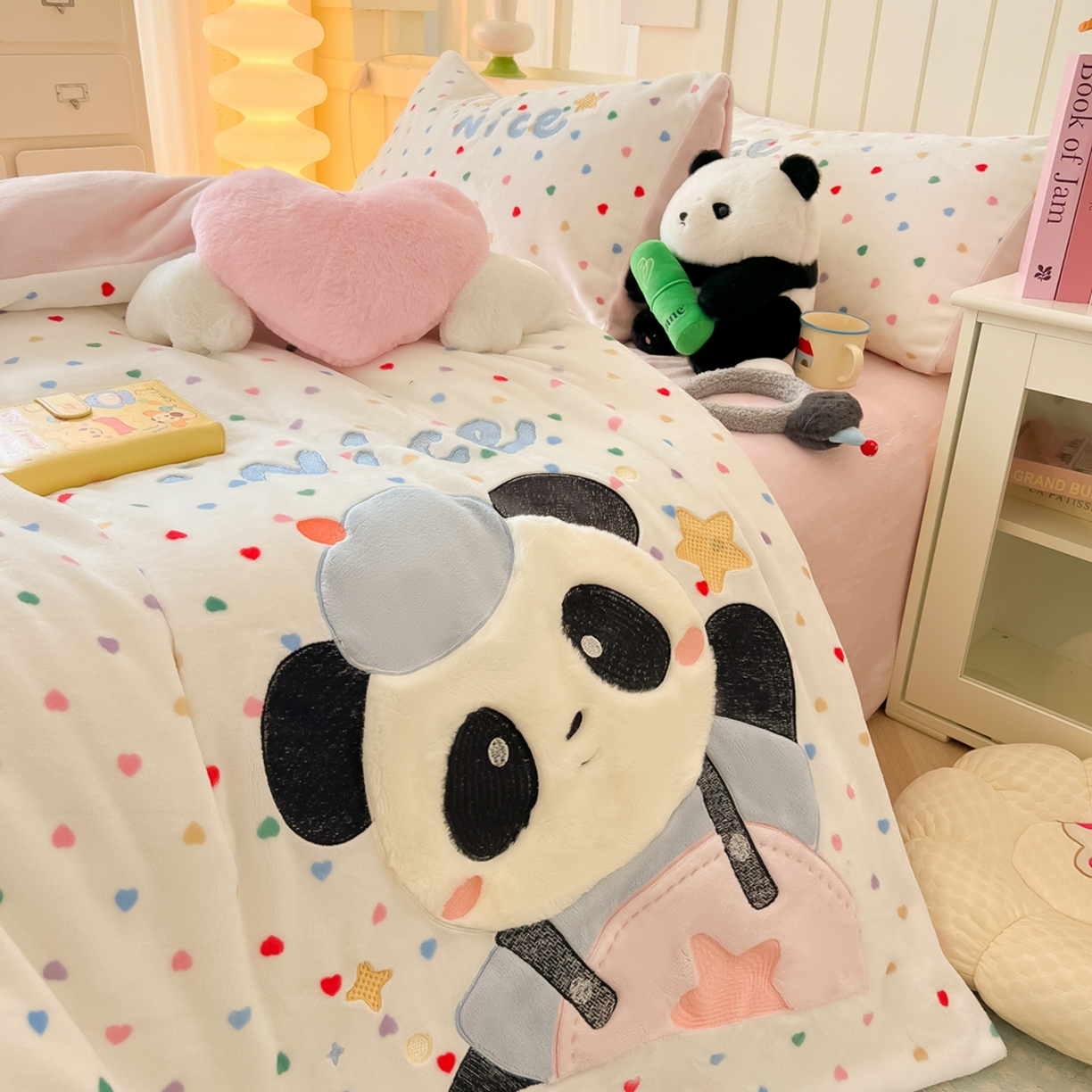 子钦家纺 2025新款牛奶绒卡通贴布绣床单床笠四件套-快乐熊猫（场景二） 快乐熊猫-爱心