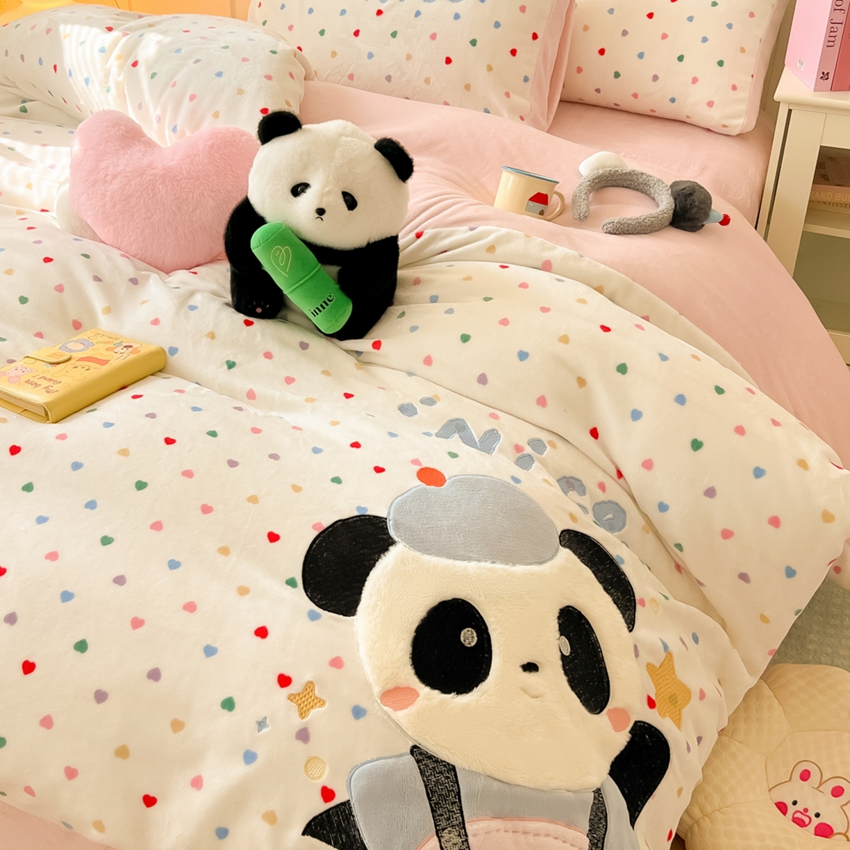 91家纺网 家纺一手货源 找家纺 子钦家纺 2025新款牛奶绒卡通贴布绣床单床笠四件套-快乐熊猫（场景二） 快乐熊猫-爱心