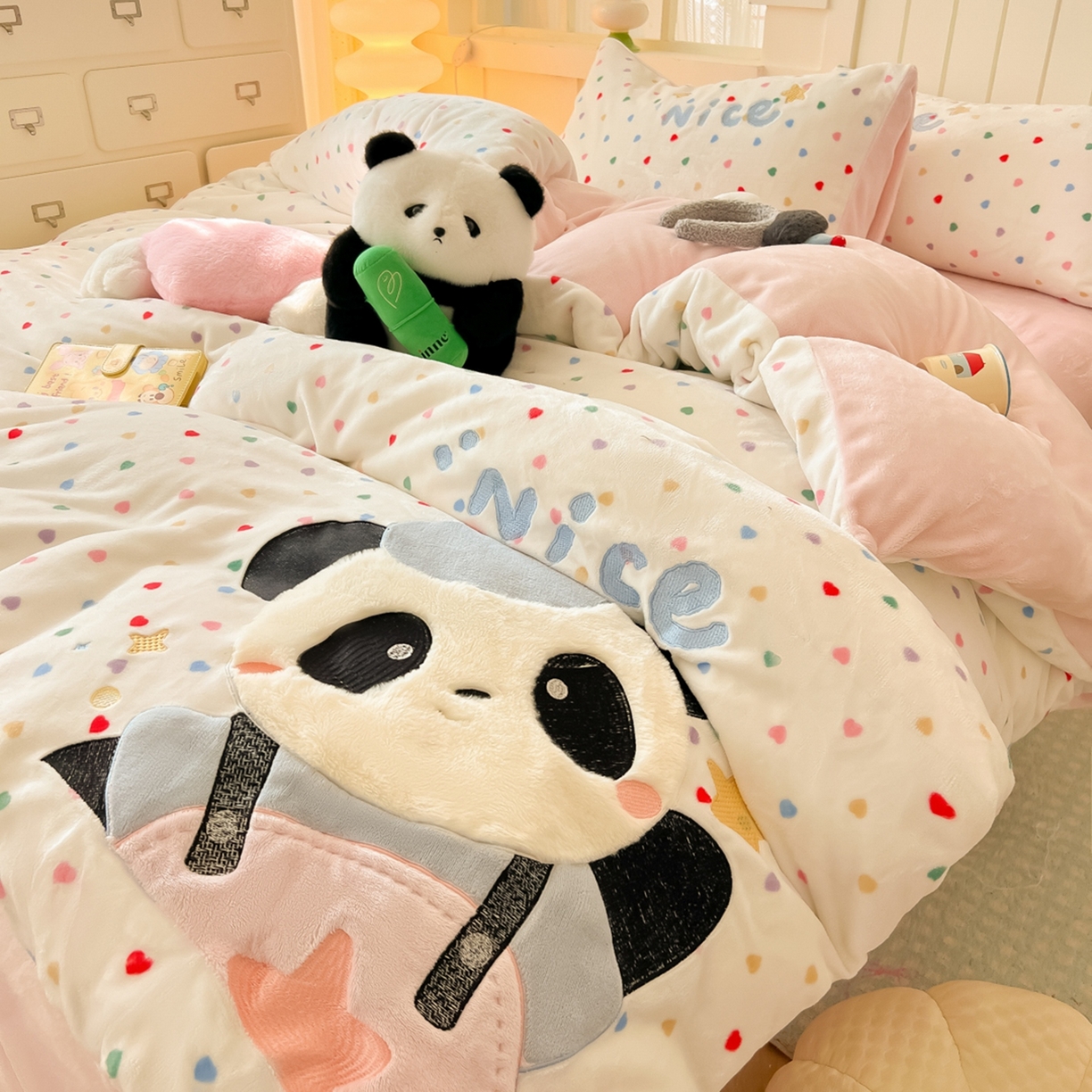 91家纺网 家纺一手货源 找家纺 子钦家纺 2025新款牛奶绒卡通贴布绣床单床笠四件套-快乐熊猫（场景二） 快乐熊猫-爱心