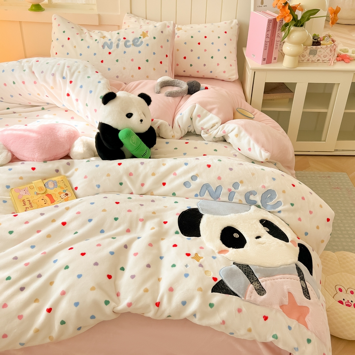 91家纺网 家纺一手货源 找家纺 子钦家纺 2025新款牛奶绒卡通贴布绣床单床笠四件套-快乐熊猫（场景二） 快乐熊猫-爱心