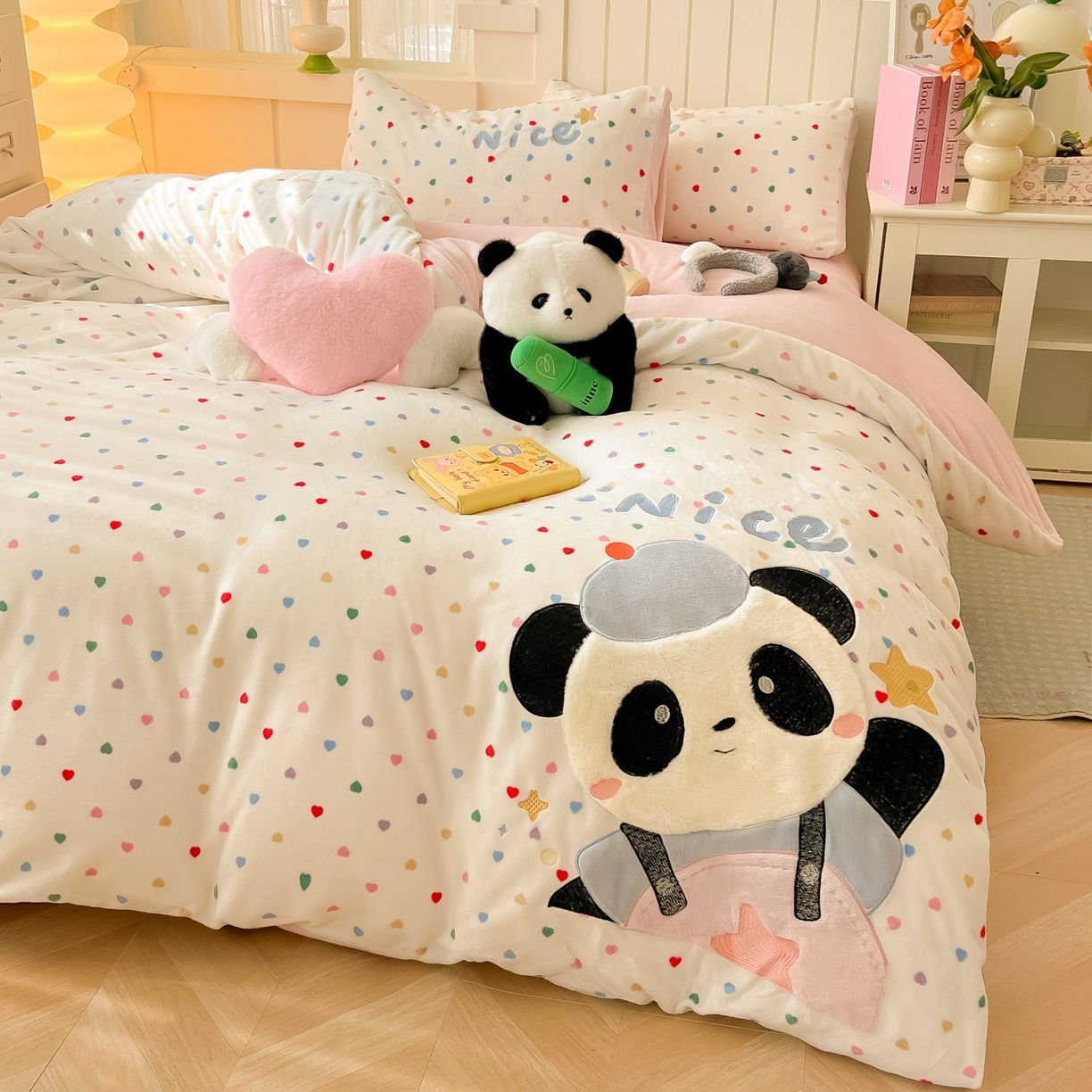 91家纺网 家纺一手货源 找家纺 子钦家纺 2025新款牛奶绒卡通贴布绣床单床笠四件套-快乐熊猫（场景二） 快乐熊猫-爱心