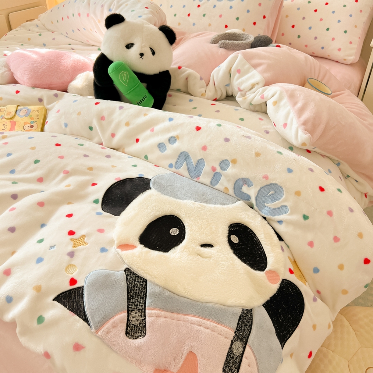 91家纺网 家纺一手货源 找家纺 子钦家纺 2025新款牛奶绒卡通贴布绣床单床笠四件套-快乐熊猫（场景二） 快乐熊猫-爱心