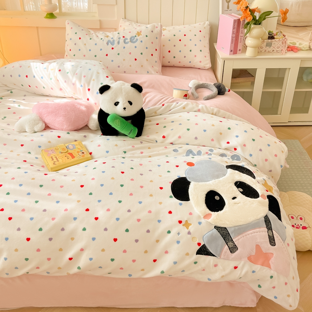 91家纺网 家纺一手货源 找家纺 子钦家纺 2025新款牛奶绒卡通贴布绣床单床笠四件套-快乐熊猫（场景二） 快乐熊猫-爱心