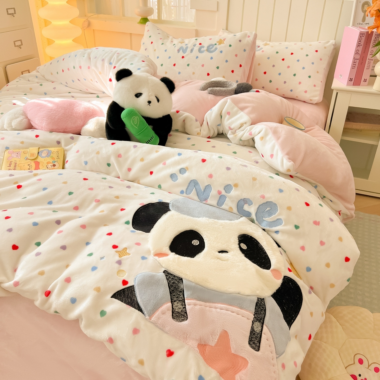 91家纺网 家纺一手货源 找家纺 子钦家纺 2025新款牛奶绒卡通贴布绣床单床笠四件套-快乐熊猫（场景二） 快乐熊猫-爱心