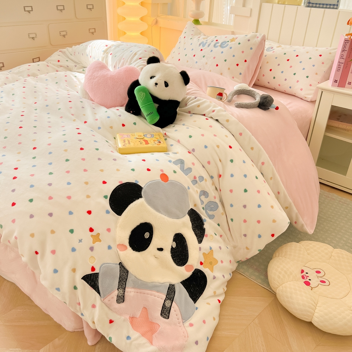 91家纺网 家纺一手货源 找家纺 子钦家纺 2025新款牛奶绒卡通贴布绣床单床笠四件套-快乐熊猫（场景二） 快乐熊猫-爱心