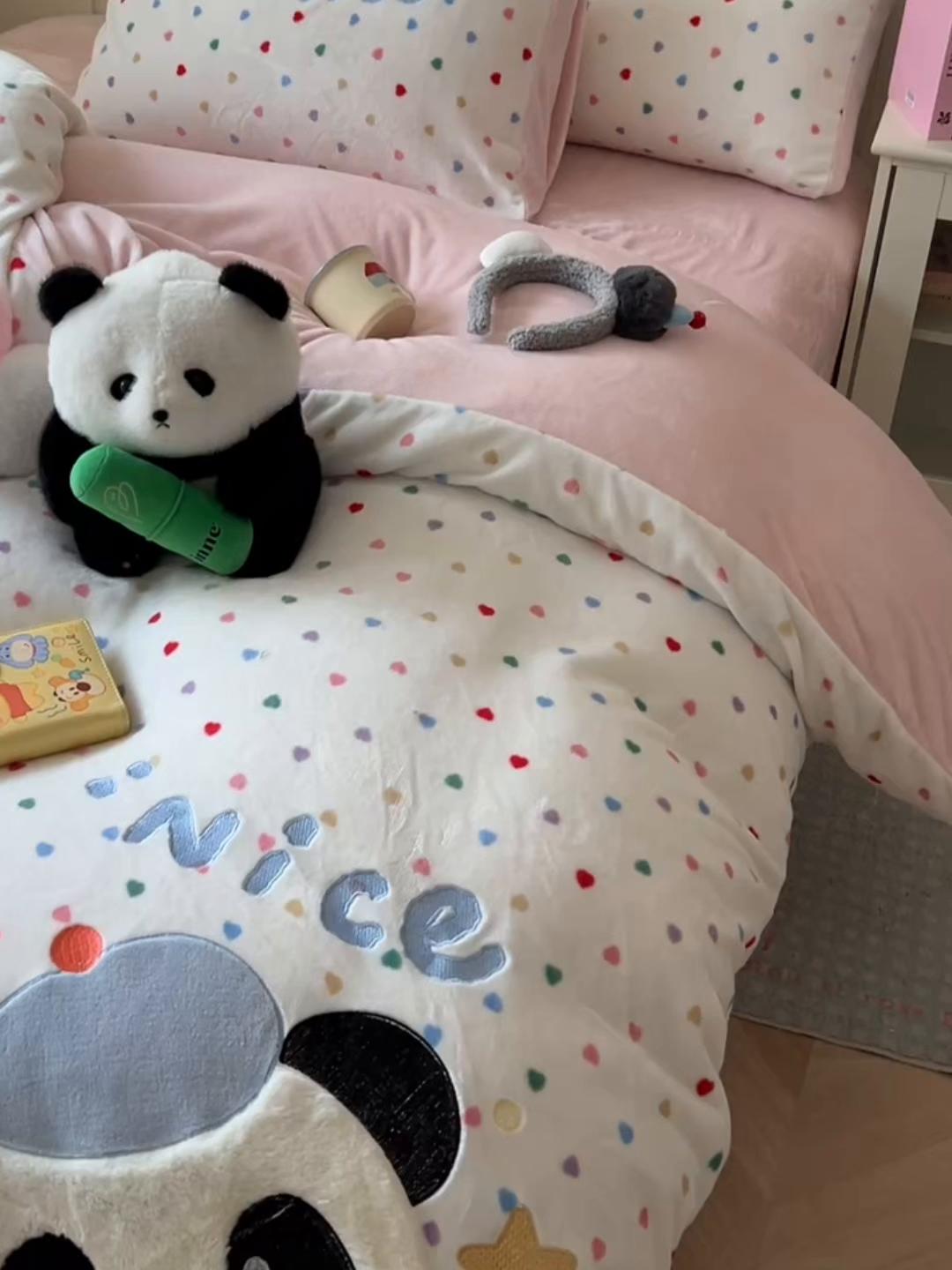 91家纺网 家纺一手货源 找家纺 子钦家纺 2025新款牛奶绒卡通贴布绣床单床笠四件套-快乐熊猫（场景二） 快乐熊猫-爱心