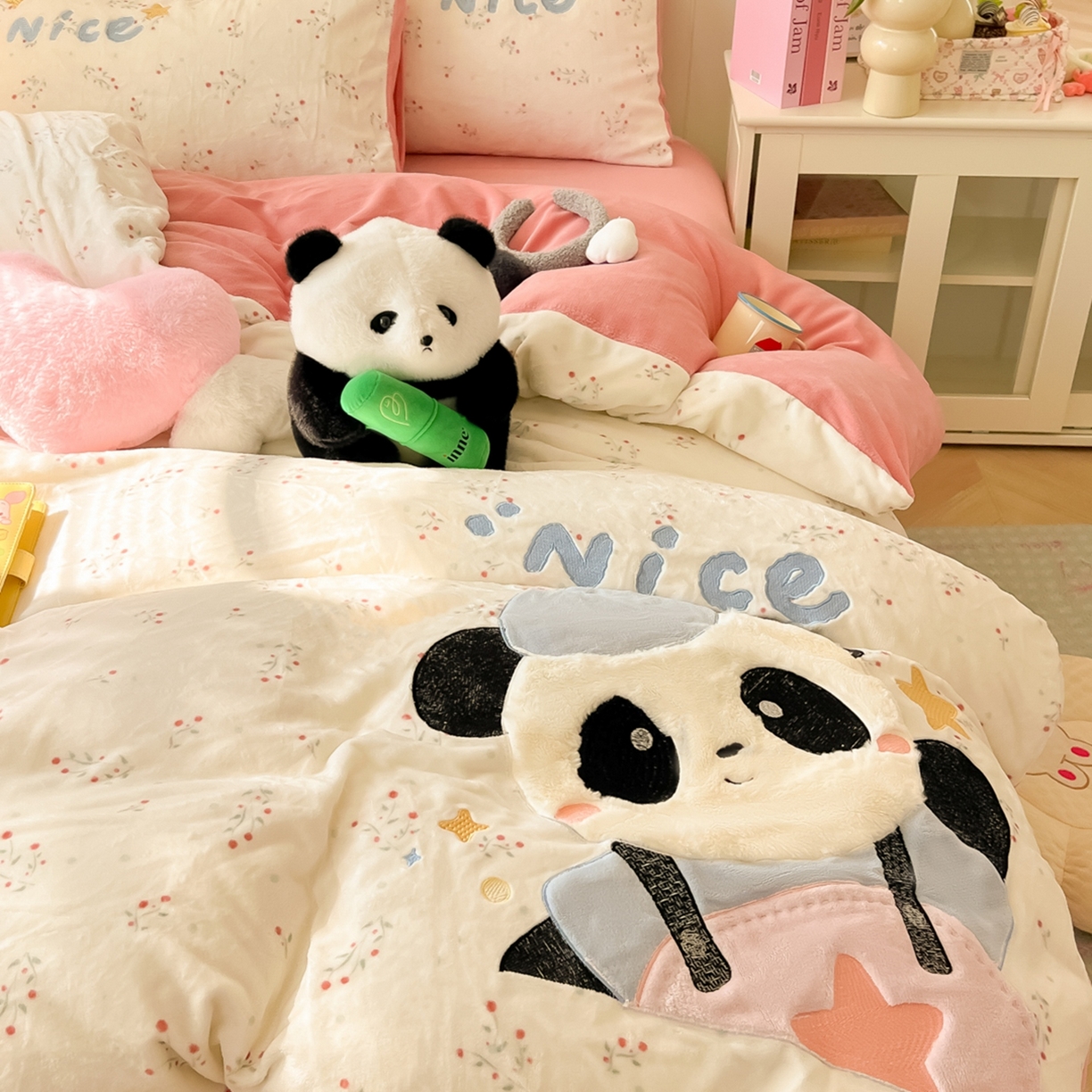 91家纺网 家纺一手货源 找家纺 子钦家纺 2025新款牛奶绒卡通贴布绣床单床笠四件套-快乐熊猫（场景二） 快乐熊猫-小花园