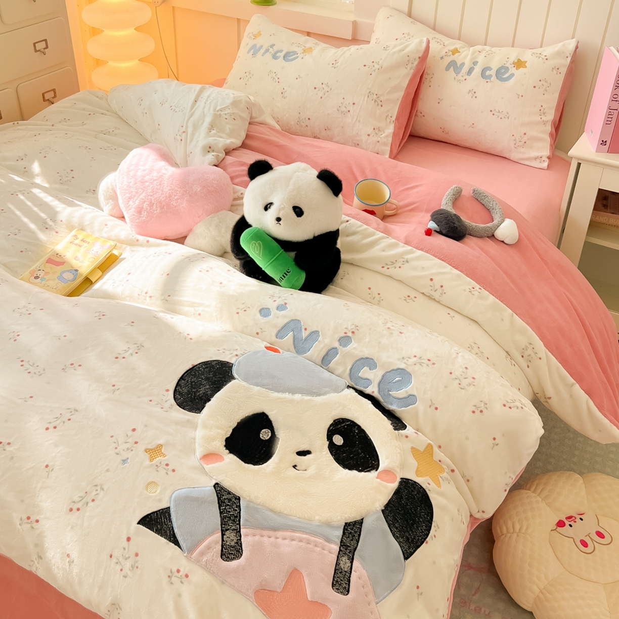91家纺网 家纺一手货源 找家纺 子钦家纺 2025新款牛奶绒卡通贴布绣床单床笠四件套-快乐熊猫（场景二） 快乐熊猫-小花园