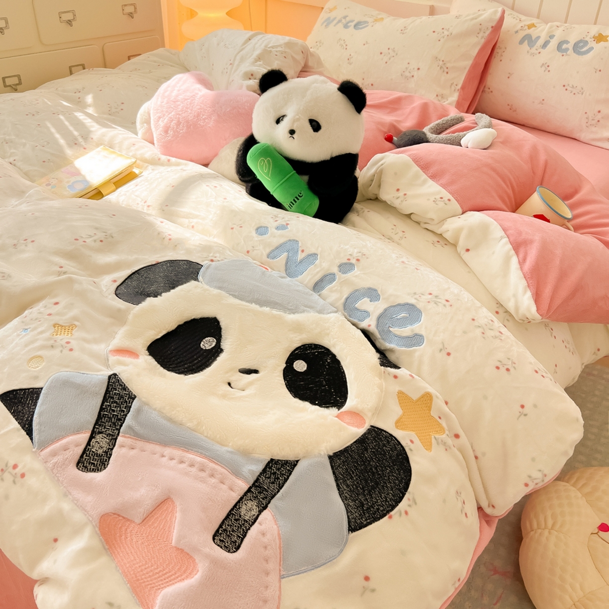 91家纺网 家纺一手货源 找家纺 子钦家纺 2025新款牛奶绒卡通贴布绣床单床笠四件套-快乐熊猫（场景二） 快乐熊猫-小花园