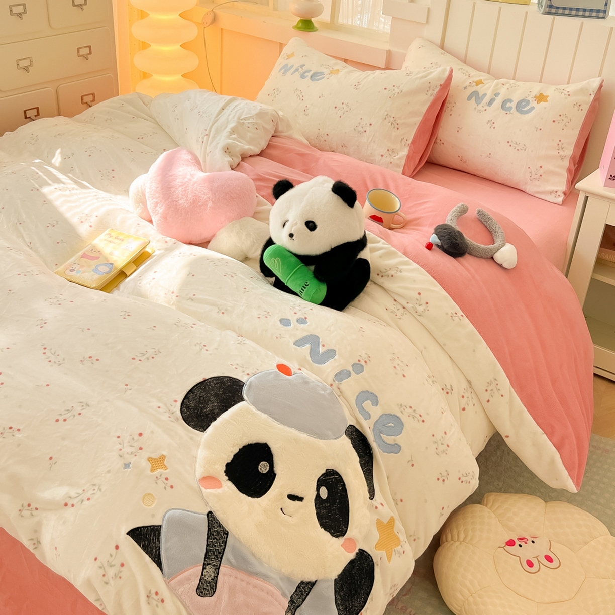 91家纺网 家纺一手货源 找家纺 子钦家纺 2025新款牛奶绒卡通贴布绣床单床笠四件套-快乐熊猫（场景二） 快乐熊猫-小花园