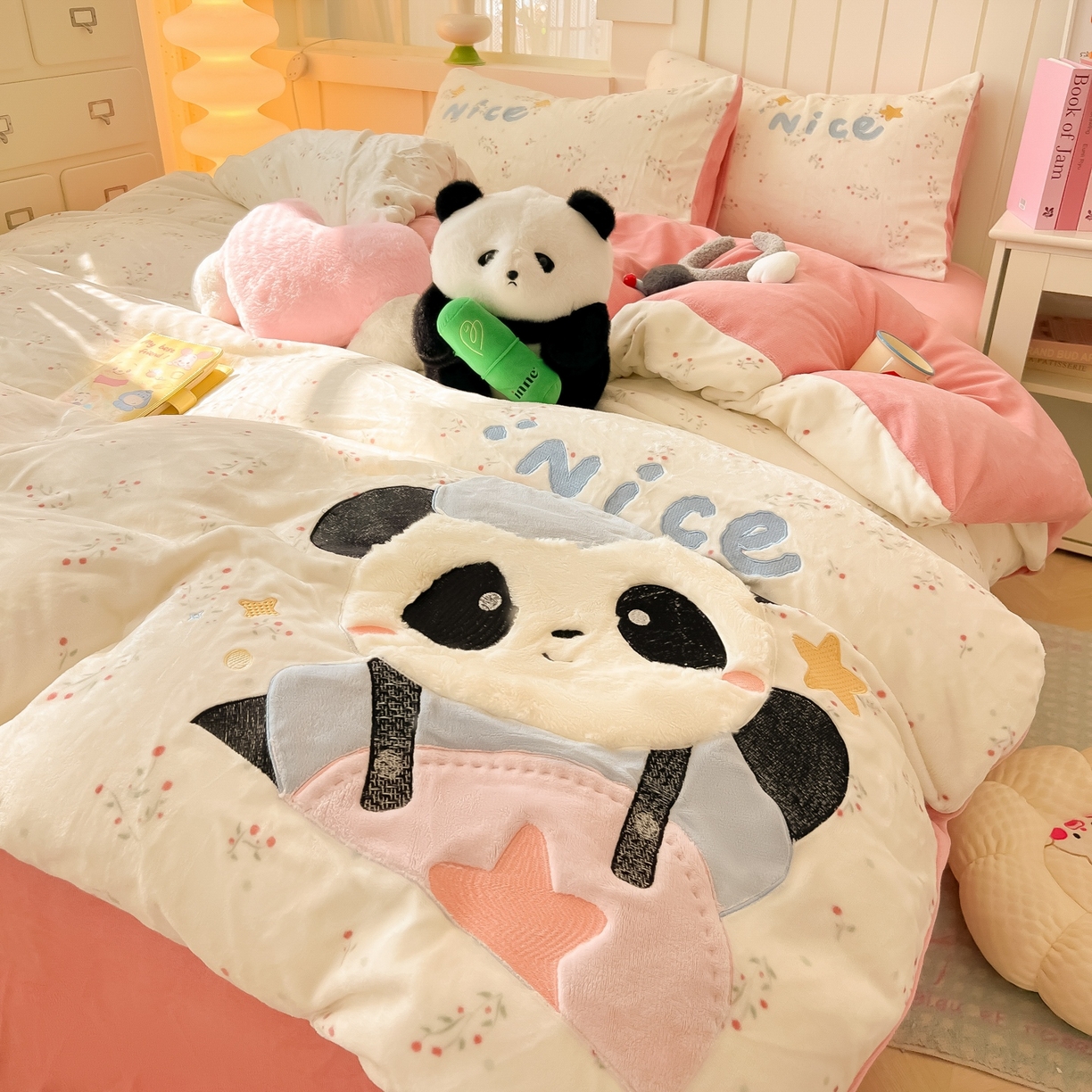 91家纺网 家纺一手货源 找家纺 子钦家纺 2025新款牛奶绒卡通贴布绣床单床笠四件套-快乐熊猫（场景二） 快乐熊猫-小花园