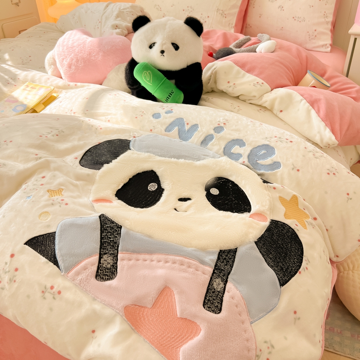 91家纺网 家纺一手货源 找家纺 子钦家纺 2025新款牛奶绒卡通贴布绣床单床笠四件套-快乐熊猫（场景二） 快乐熊猫-小花园