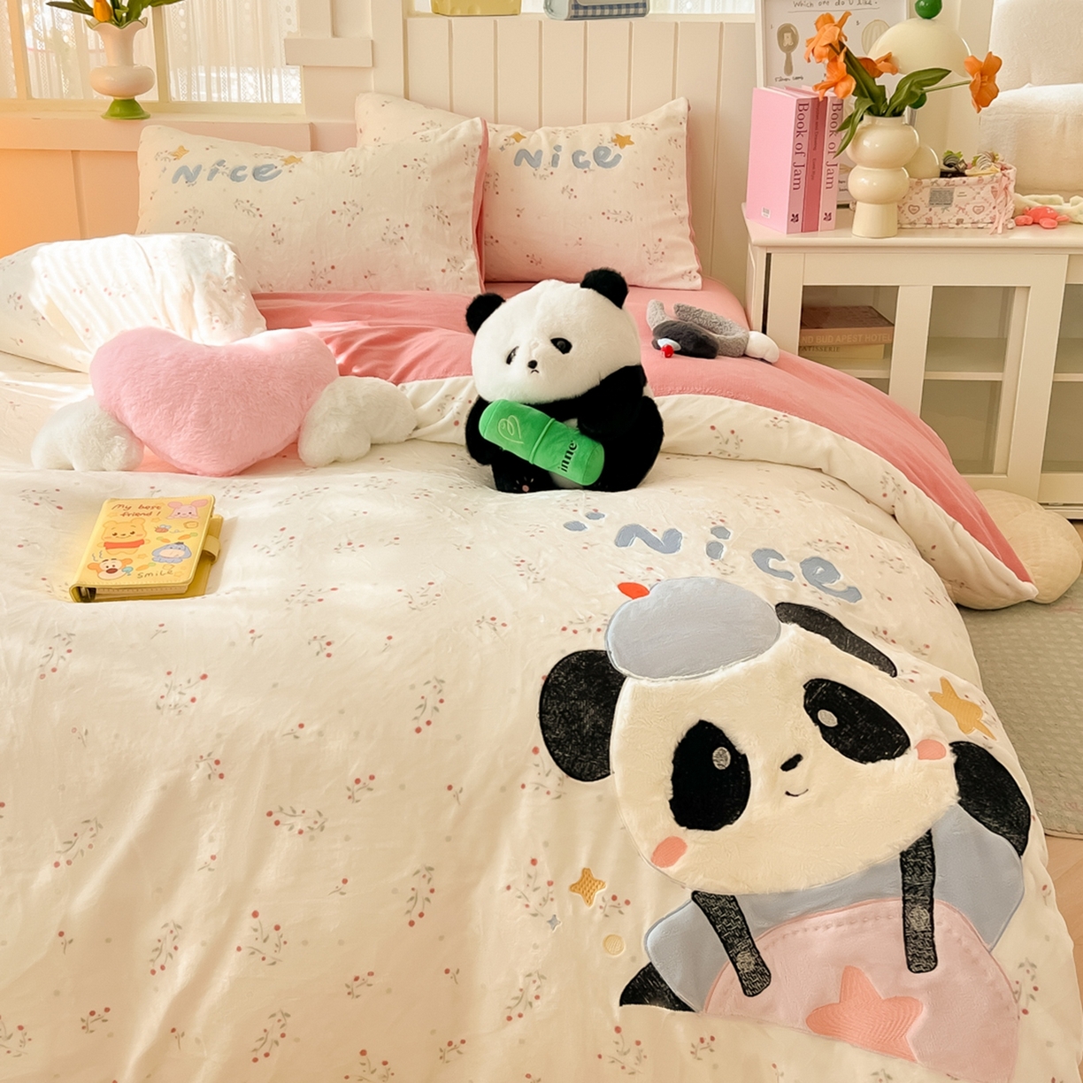 91家纺网 家纺一手货源 找家纺 子钦家纺 2025新款牛奶绒卡通贴布绣床单床笠四件套-快乐熊猫（场景二） 快乐熊猫-小花园